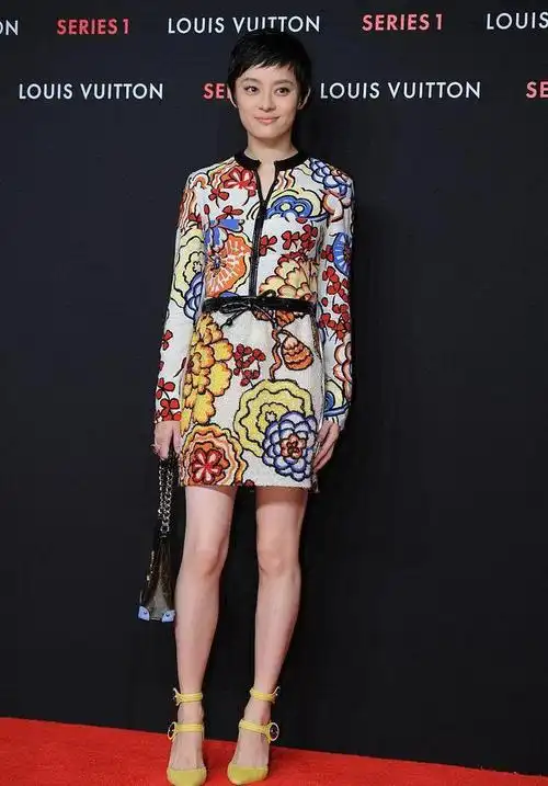 "彩色"印花连衣裙,很显活力且不失高雅气质|短发|高跟鞋|优雅气质