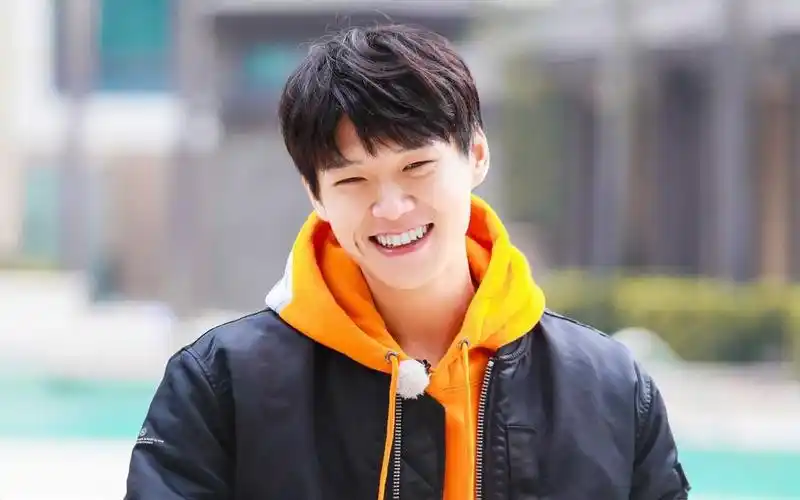 阳光男孩魏大勋帅气休闲写真,高清壁纸图片,大陆明星-回车桌面