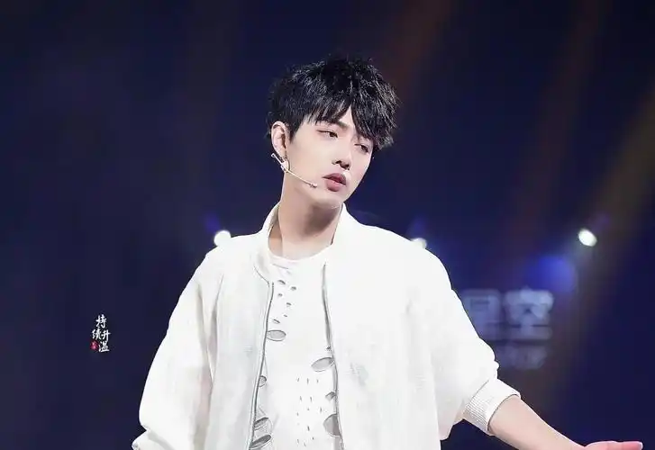 话题肖战西装刚下热搜就停更维护就差那么3个小时