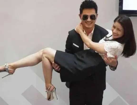 看了明星的公主抱包贝尔最搞笑李宇春最难受一定要加强锻炼