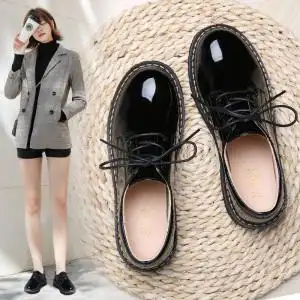 小黑皮鞋配的裙子