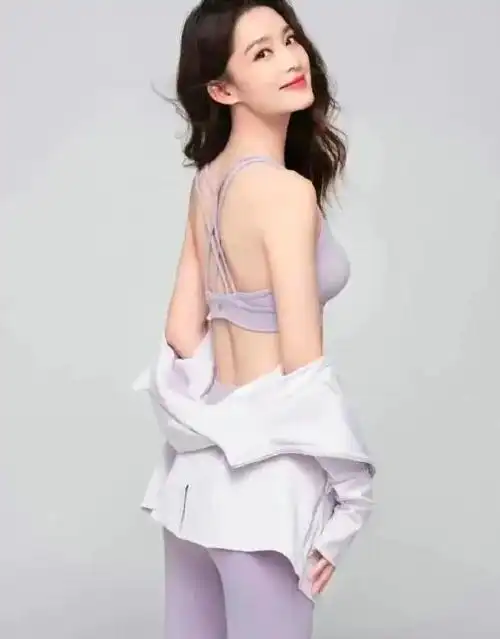 李沁时尚极限挑战,半透明上衣展现曼妙身材