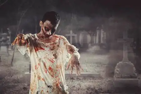 可怕的男性幽灵在坟墓中行走与受伤的面孔的图片照片