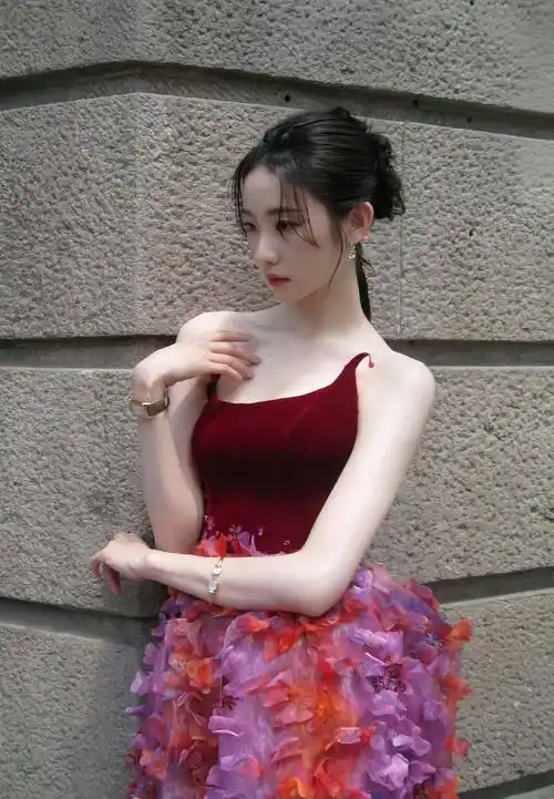 张艺凡-红紫色碎花拼接抹身材长腿裙写真分享_造型_双腿_舞蹈