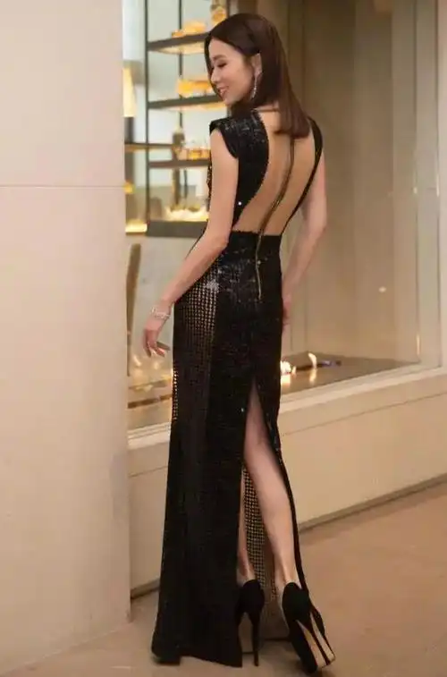 佘诗曼真实身高,佘诗曼的身高是多少(165cm佘诗曼穿长裙秒变1米5)