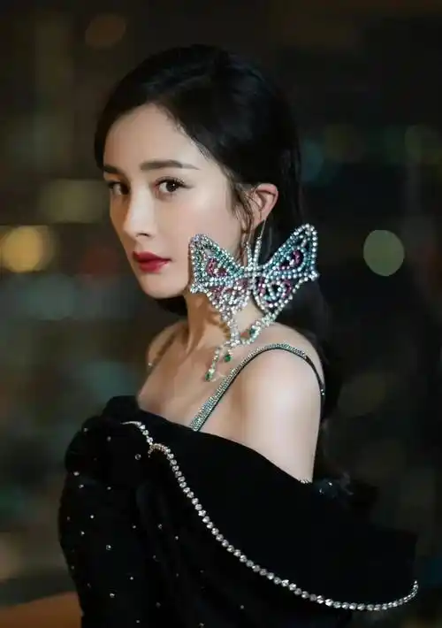 原创杨幂耳朵带大蝴蝶拍照就是特色摄影师都劝她不要戴已经颜值爆棚