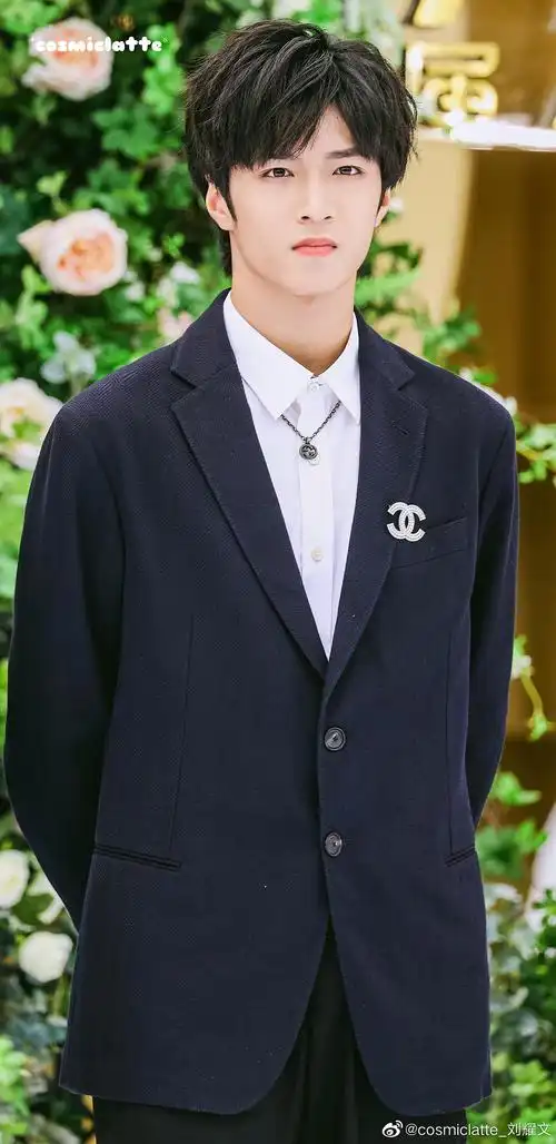 彩虹屁时间刘耀文大帅哥向大家走来啦