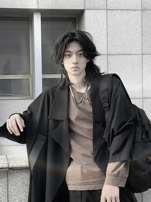 长发,高情商:慵懒感 低情商:没精神首先,是全头留长,刘海和鬓角都很长