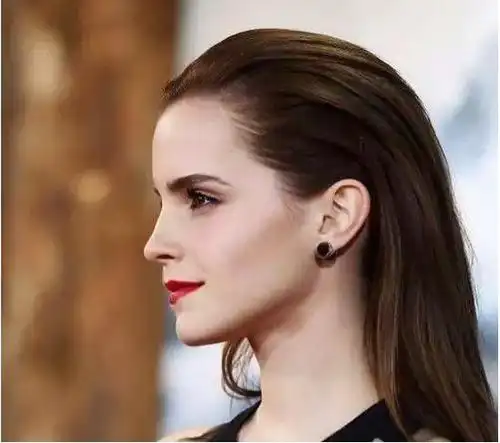 女生帅气大背头发型一emma watson的这款长发大背头发型知性干练,柔顺