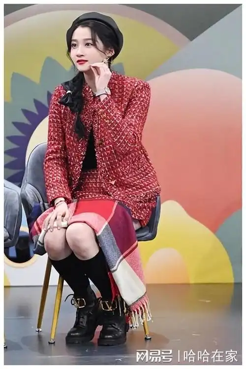 邓紫棋是一个典型的身材问题案例,尽管她有着迷人的嗓音,但她对于皮裤