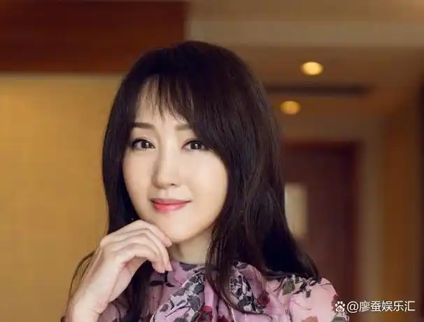 杨钰莹,1971年出生的歌坛甜美女神,90年代华语乐坛的一线女歌手.