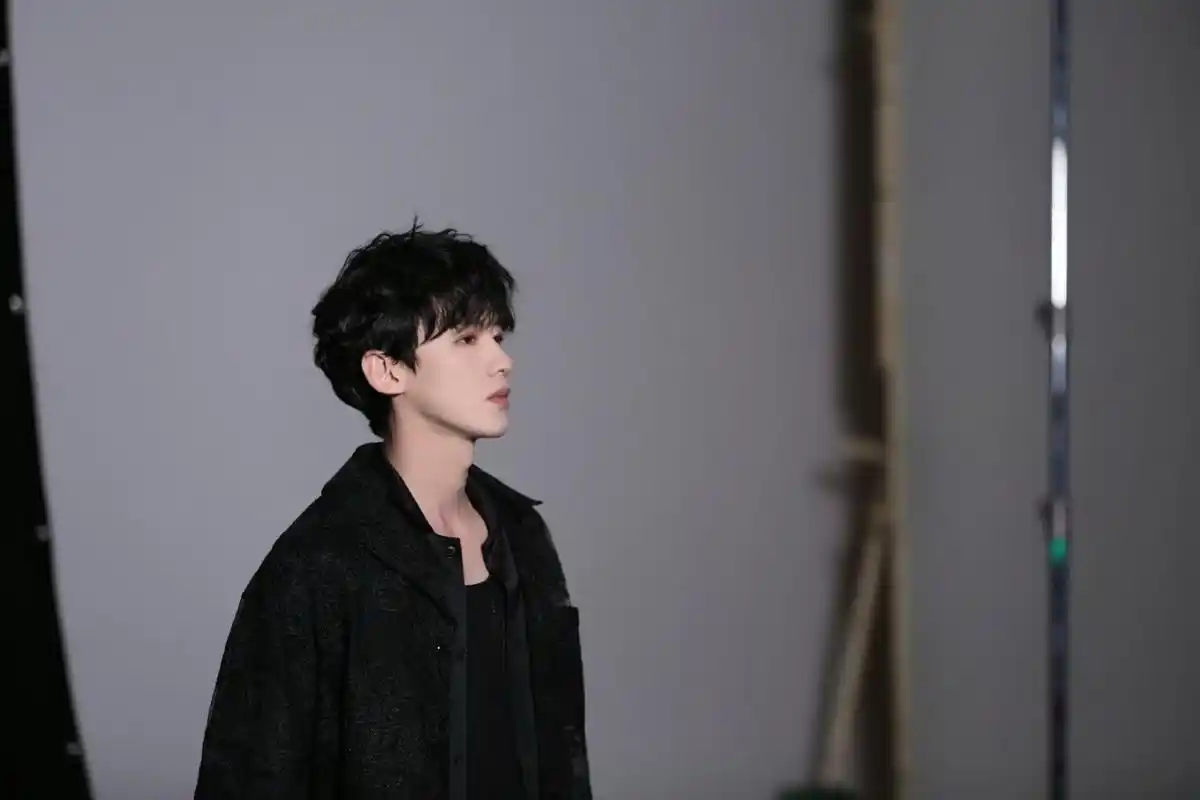 pcstar#  白敬亭工作室发布白敬亭all balck穿搭造型,配上卷发造杏种