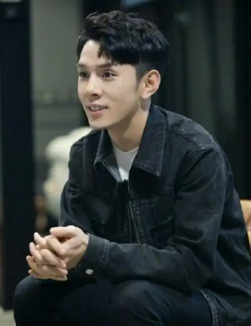 李佳琦回应学历造假,真实学历是高中,因工作原因退学大学未毕业