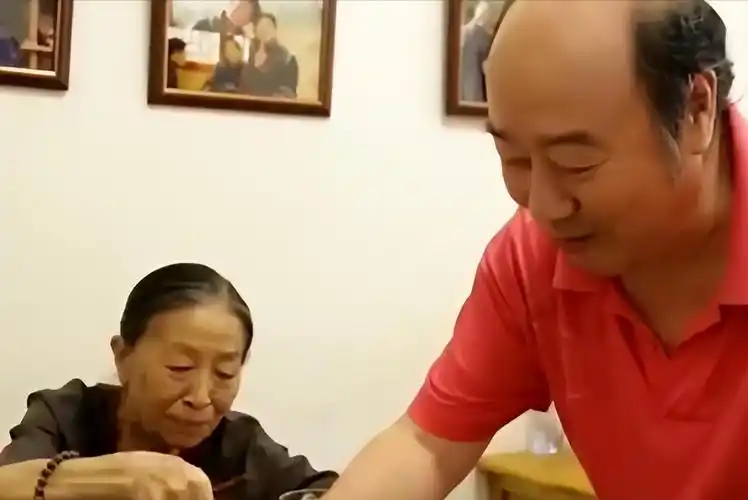 回顾丑娘张少华生前带病工作去世后丈夫的坚持让人泪目