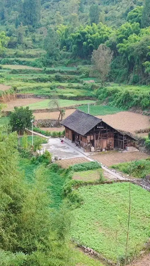贵州深山里发现一独户人家,老大爷刚吃了晚饭,正悠闲的坐在了自己家门