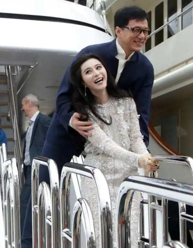 成龙和范冰冰合作的次数虽然不多,但是两人的关系是非常亲密的.