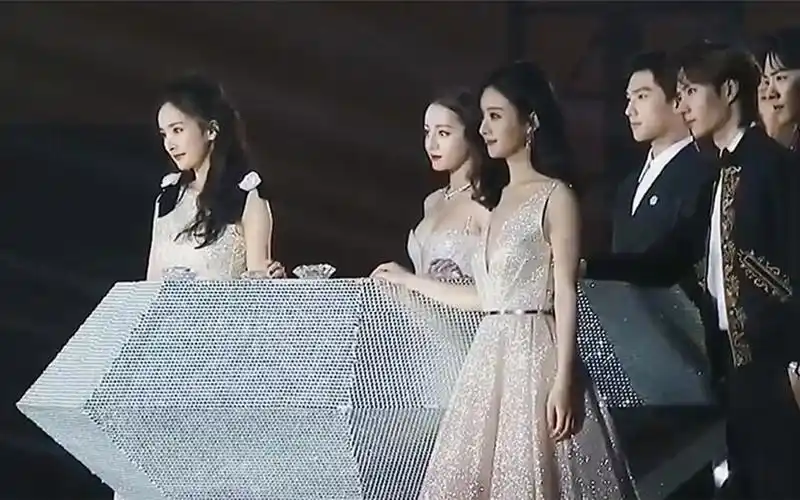 赵丽颖和杨幂,同样是怀孕,离婚后复工,两人差别为何如此之大?