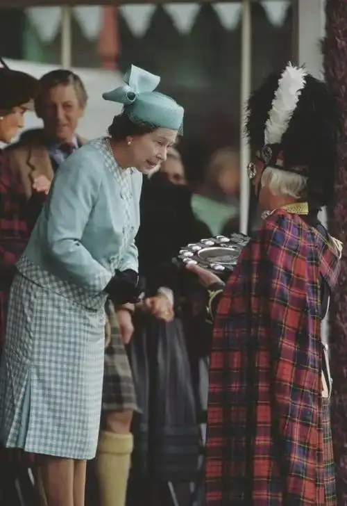 件件经典,如同看完英国近百年历史!_伊丽莎白女王