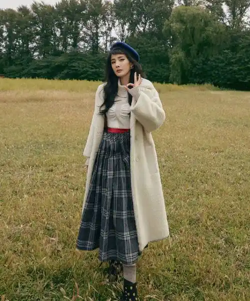 秋冬穿搭还得看杨幂,格子裙贝雷帽搭配各色发带,玩转秋日英伦风