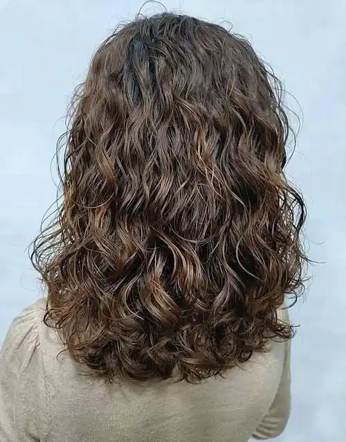 60岁女人烫什么发型好看?这9款时髦洋气卷发,端庄大气又减龄