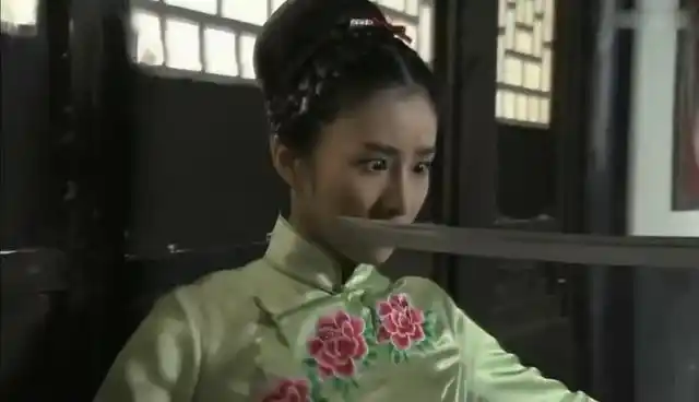 旗袍女被军刀威逼就范,鬼子没想到转眼被放翻-神剧女演员威武