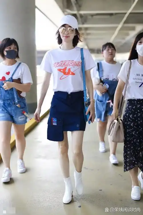 王丽坤这款短裙真的好时髦,配白t恤尽显高挑,素颜短发气质出众!