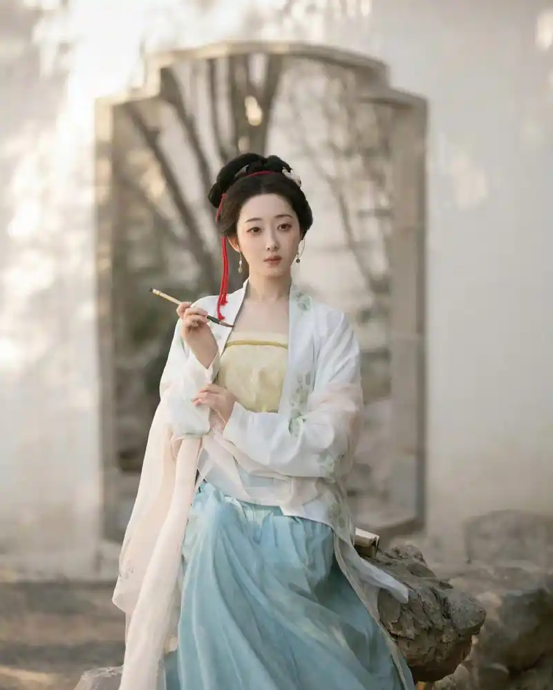 蒋梦婕微博晒古装美图,并附文:庭院深深几时许 想说这造型风格真适合