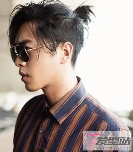 男生马尾辫这款马尾辫造型同样个性十足,侧面头发剃得很短碎,顶部的