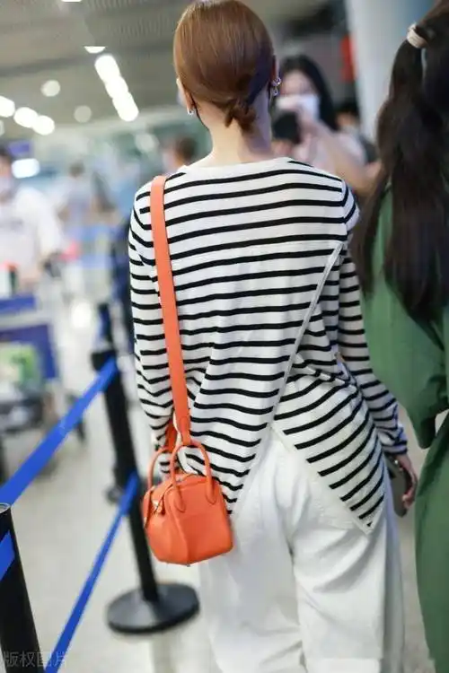 街拍杨丞琳海魂衫长袖t恤白色阔腿裤黑色运动鞋休闲随性