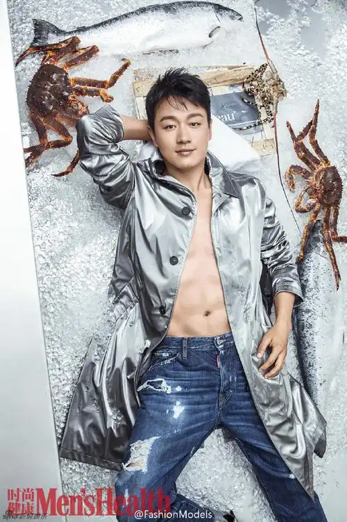 佟大为受邀登上《时尚健康男士》9月刊封面,化身"性感厨男"大秀出身材