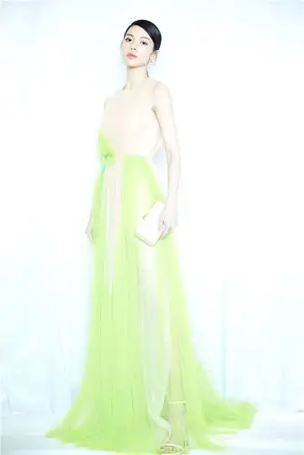 钟楚曦一袭绿裙惊艳写真