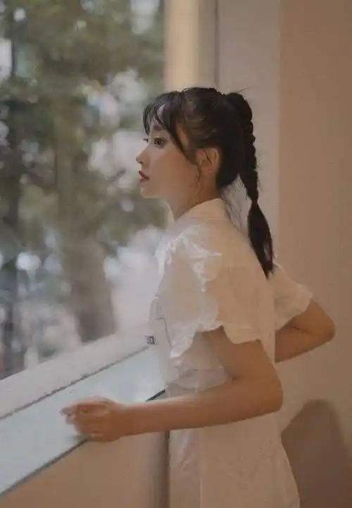 娇美校花许梦圆,百搭穿衣风格,永远洋溢着时尚青春魅力_姐姐_表演