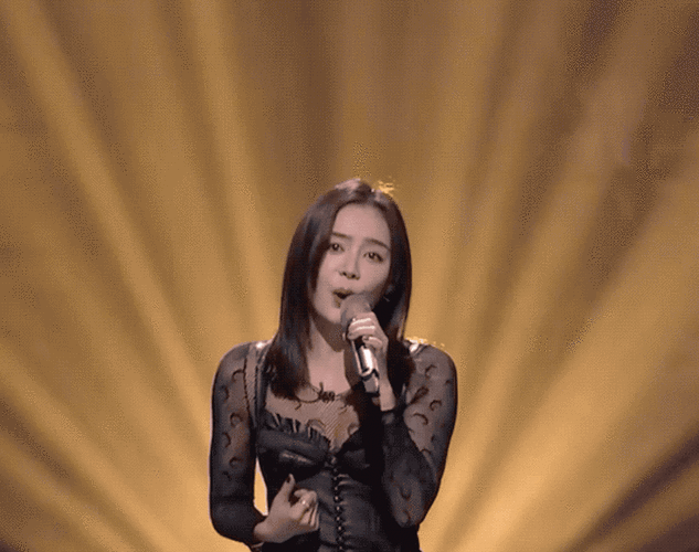 相信一定能逆风翻盘;作为超女诞生的首位冠军,安又琪实力不容小觑