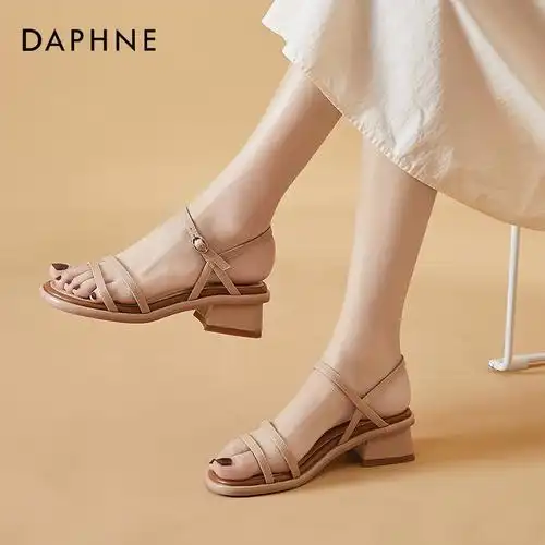 达芙妮晚晚凉鞋夏季2021年新款中跟小众淑女女超一字带凉鞋