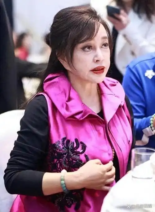 刘晓庆终于不扮嫩了,素颜下厨给老公做饭,脸比奶奶还老!