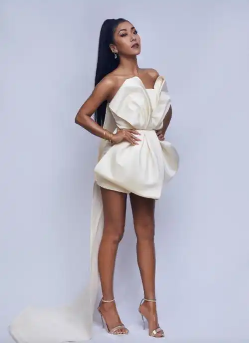 吉克隽逸白色蝴蝶结礼服亮相红毯,气质出众,流苏短裙秀长腿