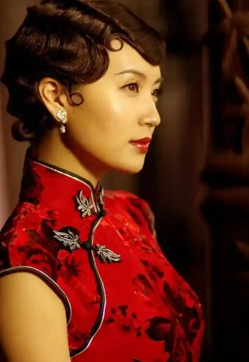 陈好李小冉32岁在《凤穿牡丹》中饰演刺绣名门的大小姐郁无瑕,身穿