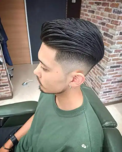 增加纹理的油头除了欧美经典的大背油头男士发型的形式也越来越多样