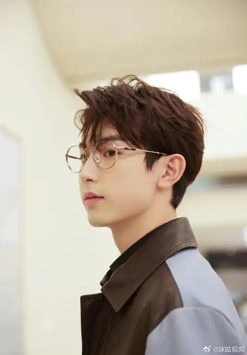 看@郭俊辰_fiction脸上有点东西,除了眼镜还有点帅气笑起来是阳光男大