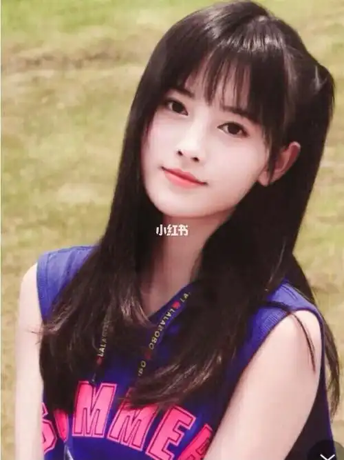 15岁的鞠婧祎已经出落的亭亭玉立了,如果你喜欢这些图片那就点个赞吧!