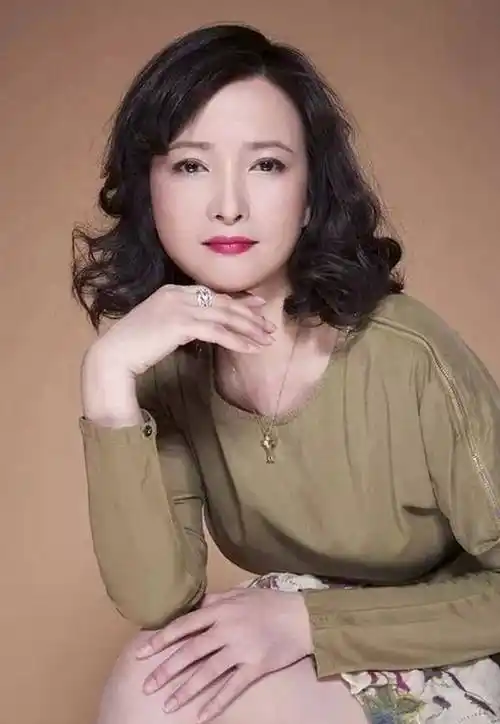 著名演员廖京生何晴,相差9岁因戏生情,但结婚十多年却并未生育_影视剧