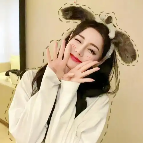 姐姐跟我撒娇呢～    头像|壁纸 已编辑    #迪丽热巴最美的石榴花