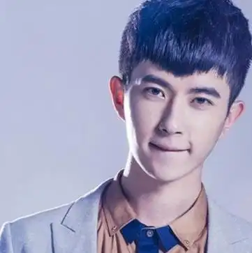 将桃心刘海与锅盖头搭配在一起,清爽修颜的男生刘海发型就成了