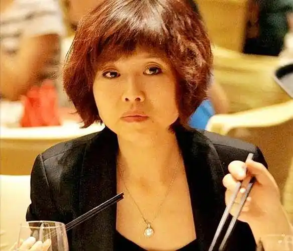 原来她是刀郎的妻子,手提包暴露性格,怪不得能陪刀郎三十年_杨娜_哥哥