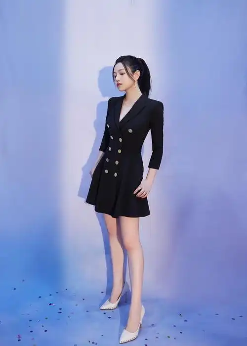 明星写真陈妍希黑色西装裙时尚美拍美腿白皙高马尾亮眼