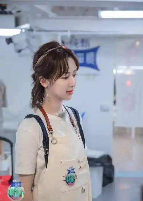 原创被杨紫的发型美到了不仅会用各种发带还会辫子头减龄又时尚