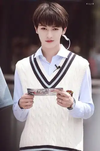 朱正廷超话#一见倾心的校园初恋脸#在初雪时相遇,盛夏中相伴,历经风帆