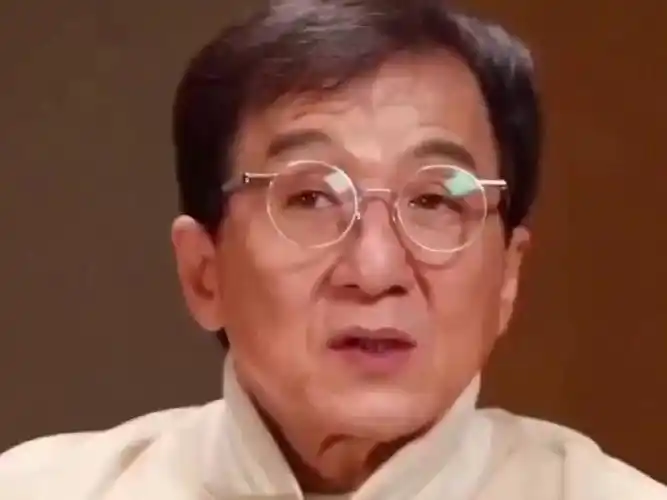 成龙身体亮红灯?满头白发衰老明显,走路踉跄直不起腰!