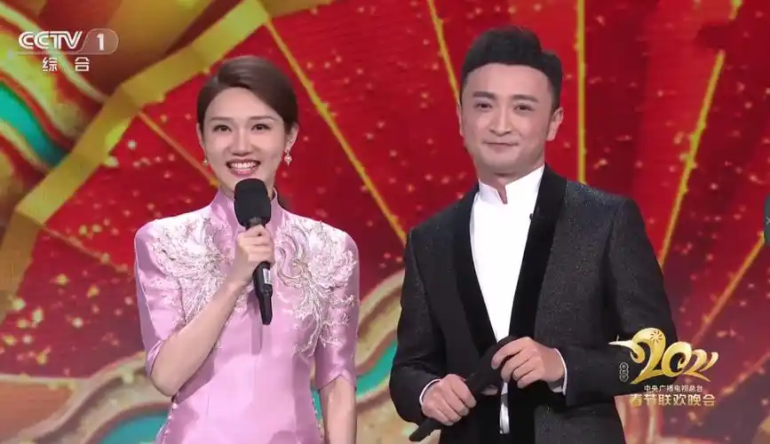 主持人龙洋成央视颜值担当对比9年前实习画面模样变化明显