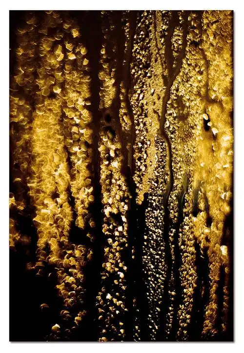 潮湿的天气,玻璃上的水珠.